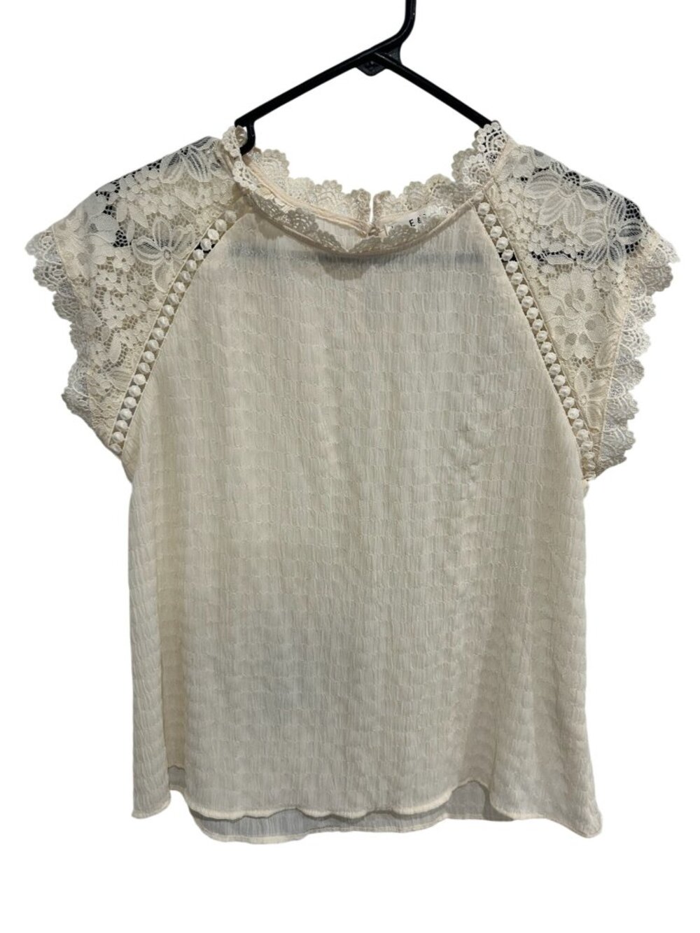 E&M Medium Ivory Lace Flutter Sleeve Blouse Keyhole Back Cottagecore Ethereal